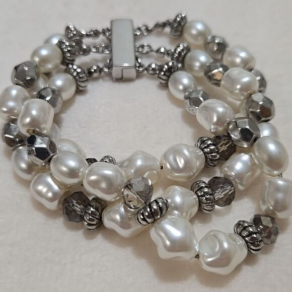 Silver and White Pearl Bracelet - Picture 5 of 5